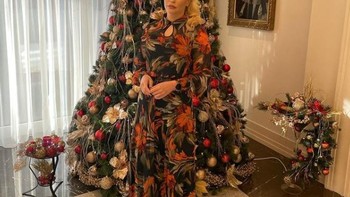 Pohon Natal ini memiliki kaki dan wajah. Foto: Brightside