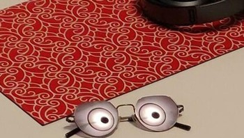 Refleksi lampu pada kacamata. Foto: Brightside