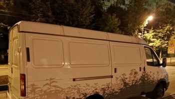 Bayangan ini tampak seperti lukisan di mobil. Foto: Brightside