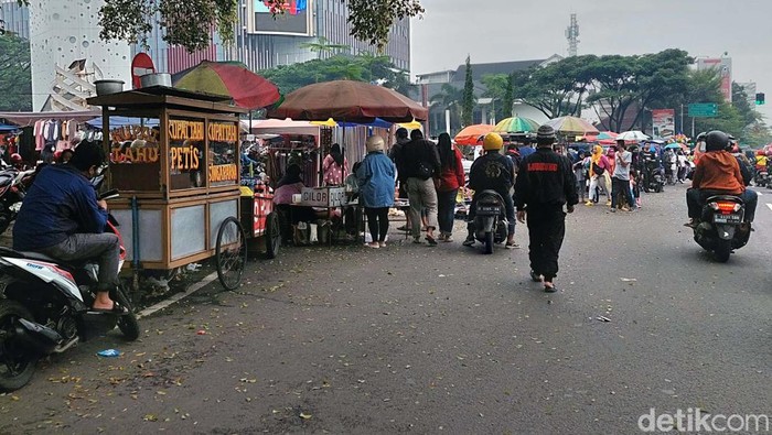 Pedagang Pasar tumpah di kawasan Monumen Perjuangan (Monju), Kota Bandung, masih menggeliat. Padahal, Kota Bandung masuk PPKM Level 3.