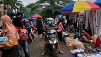 Bukan hanya itu, masih ada warga yang abai menggunakan masker.