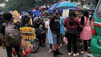 Sejumlah pedagang mengaku tidak mengetahui soal pasar tumpah dilarang beroperasi saat PPKM Level 3.