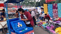 Pedagang Pasar tumpah di kawasan Monumen Perjuangan (Monju), Kota Bandung, masih menggeliat.