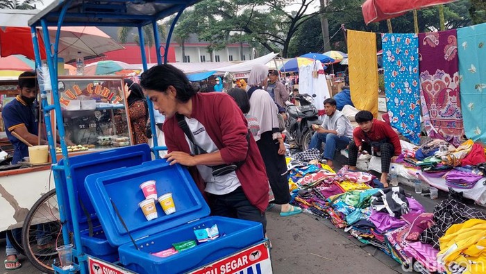 Geliat Pasar Tumpah saat PPKM Level 3 di Bandung Pedagang Pasar tumpah di kawasan Monumen Perjuangan (Monju), Kota Bandung, masih menggeliat. Padahal, Kota Bandung masuk PPKM Level 3.