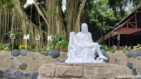 Arti dari nama gua itu menunjukkan lokasi dimana gua ini berada. Gua Maria ini dibangun oleh umat Paroki Rangkasbitung dengan bantuan pimpinan Kongregasi Suster-suster Fransiscan Sukabumi yang tinggal di Rangkasbitung tahun 1988. (Fathul Rizkoh/detikTravel)
