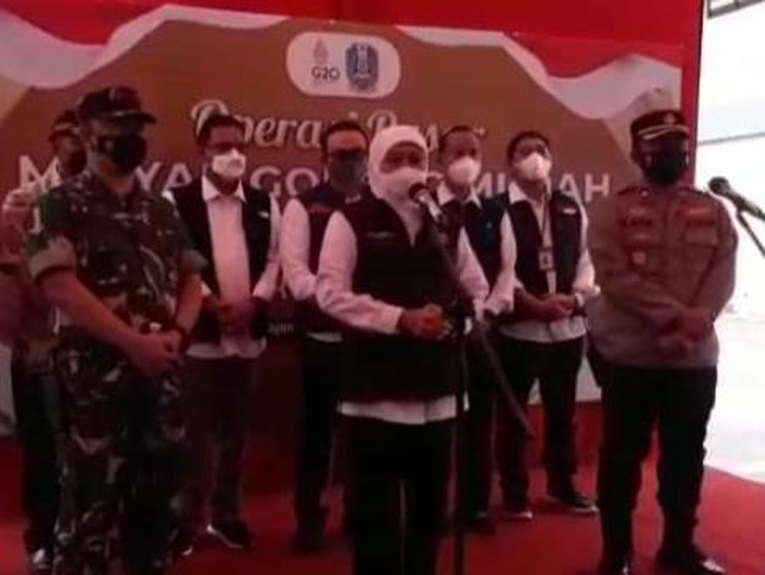 Gubernur Khofifah di operasi pasar minyak goreng di bojonegoro