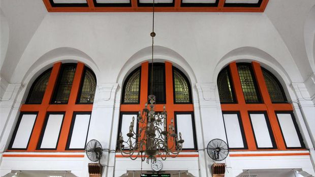Hiasan bukaan setengah lingkaran sisi selatan bangunan Kantor Pos Besar Yogyakarta.