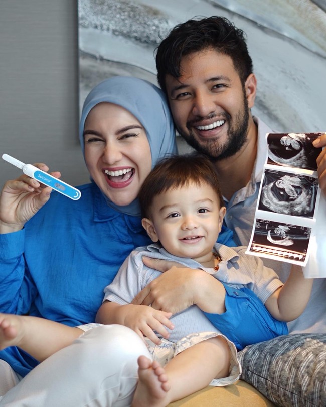 Irish Bella dan Ammar Zoni mengumumkan bahwa mereka akan dikaruniai anak kedua melalui Instagram. Masya Allah.. Tabarakallah.. Im So Grateful.. Bismillah semoga kita sehat terus yaa sayang.. Abang Air bakal jadi Abang, tulis Irish Bella dan Ammar Zoni di keterangan foto di Instagram. Foto: Instagram @_irishbella_