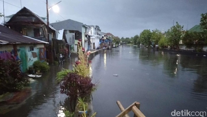 Kanal meluap dan menyebabkan banjir di permukiman warga di Sambung Jawa, Makassar. (dok. Istimewa)