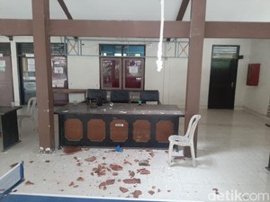 Angin Kencang Robohkan 2 Tower Timpa Kantor Kecamatan di Bangkalan
