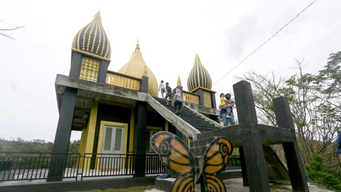 Sejumlah wisatawan mengunjungi Masjid Walima Emas di Desa Wisata Religi Bubohu, Bongo, Kabupaten Gorontalo, Gorontalo, Minggu (20/2/2022). Kawasan Desa Wisata tersebut memiliki tiga objek wisata unggulan, diantaranya Taman Religius Bubohu, Masjid Walima Emas, dan Pantai Dulanga yang pada tahun 2021 lalu berhasil meraih juara dua nasional untuk kategori Desa Wisata Berkembang pada Anugerah Desa Wisata Indonesia (ADWI). ANTARA FOTO/Adiwinata Solihin/hp.