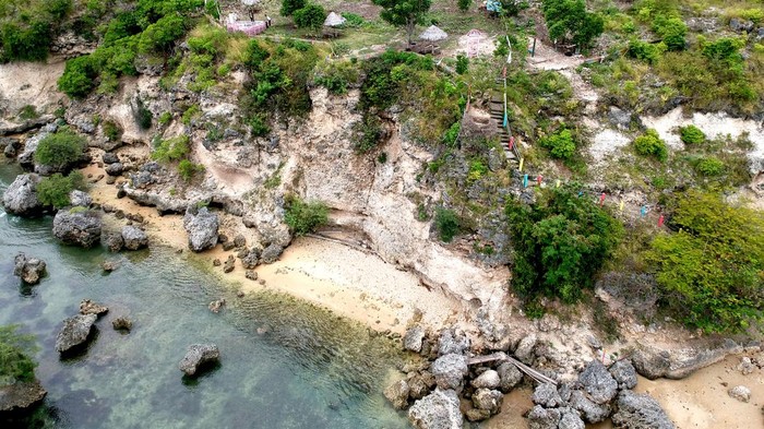 KAWASAN DESA WISATA RELIGI BUBOHU Sejumlah wisatawan mengunjungi Masjid Walima Emas di Desa Wisata Religi Bubohu, Bongo, Kabupaten Gorontalo, Gorontalo, Minggu (20/2/2022). Kawasan Desa Wisata tersebut memiliki tiga objek wisata unggulan, diantaranya Taman Religius Bubohu, Masjid Walima Emas, dan Pantai Dulanga yang pada tahun 2021 lalu berhasil meraih juara dua nasional untuk kategori Desa Wisata Berkembang pada Anugerah Desa Wisata Indonesia (ADWI). ANTARA FOTO/Adiwinata Solihin/hp.