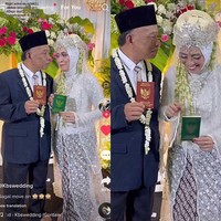 Wolipop sudah menghubungi Kiky sebagai pemilik akun TikTok @kbswedding. Kiky yang mengunggah video itu merupakan pemilik dari wedding organizer Kbswedding yang jasanya dipakai oleh pasangan lansia di video tersebut. Wedding organizer miliknya berada di kota Batu, Jawa Timur. Foto: Dok. Tangkapan layar akun TikTok @kbswedding.