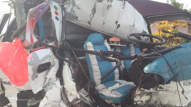 Kondisi mobil jenazah yang tabrakan di Malili, Kabupaten Luwu Timur, Sulsel.