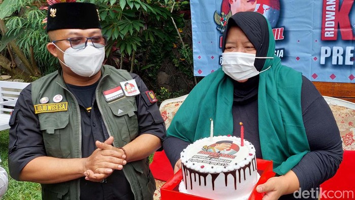 Relawan Ridwan Kamil untuk Republik Indonesia (RKRI) gelar milad ke-2 dengan pemotongan kue. Mereka mantap mendukung Ridwan Kamil jadi Capres 2024.