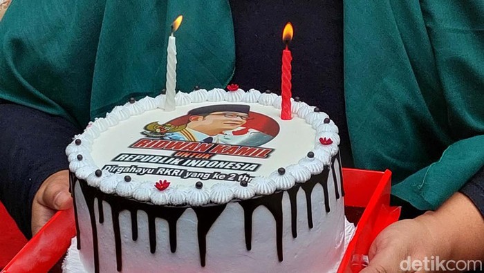 Relawan Ridwan Kamil untuk Republik Indonesia (RKRI) gelar milad ke-2 dengan pemotongan kue. Mereka mantap mendukung Ridwan Kamil jadi Capres 2024.