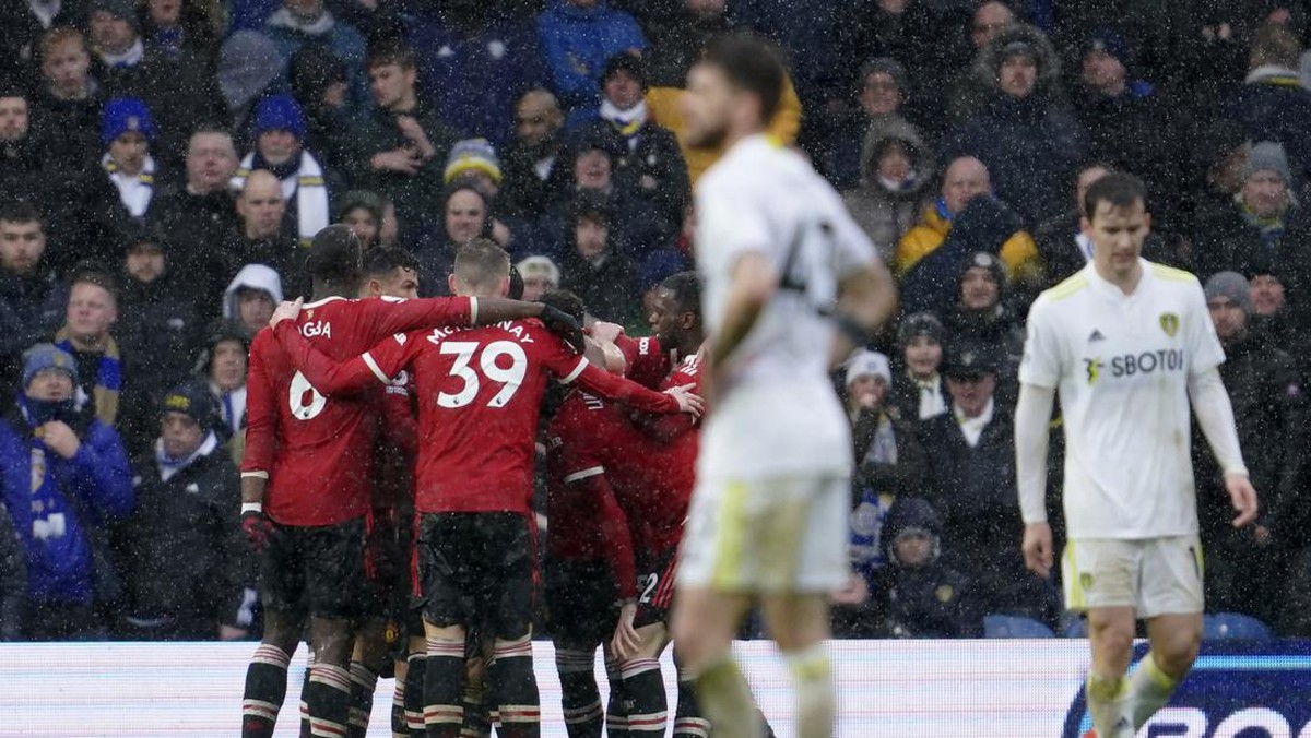 Para pemain MU berpelukan saat merayakan gol kedua ke gawang Leeds yang dicetak Bruno Fernandes. Foto: AP/Jon Super