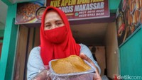 Cucu menjelaskan, satu porsi kue Apem atau Apang berisikan 6 buah kue. Namun, kata dia, masyarakat pun bisa membeli hanya setengah bungkus.