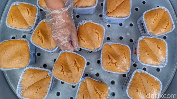 Mencicipi Kue Apem Khas Makassar di Bandung