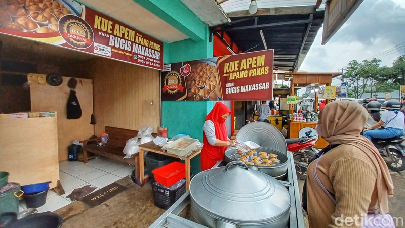 Kue Apem atau Apang merupakan kue tradisional khas suku Bugis Makassar. Namun keberadaan kue tersebut saat ini sudah ada di mana-mana, bahkan sampai ke Kabupaten Bandung.