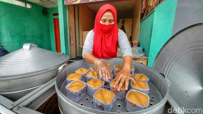 Kue Apem atau Apang merupakan kue tradisional khas suku Bugis Makassar. Namun keberadaan kue tersebut saat ini sudah ada di mana-mana, bahkan sampai ke Kabupaten Bandung.