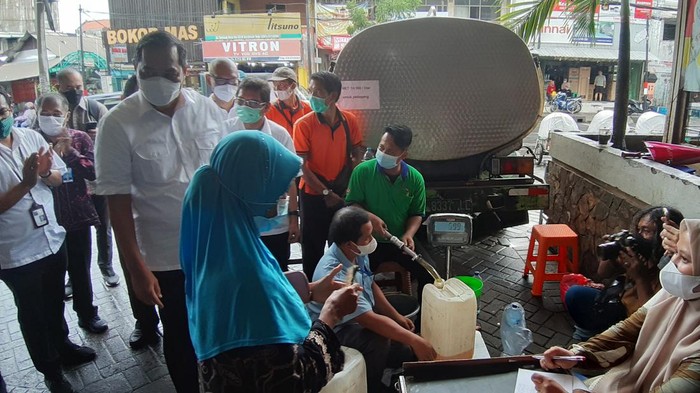 mendag sidak migor di pasar Tambakrejo, Surabaya