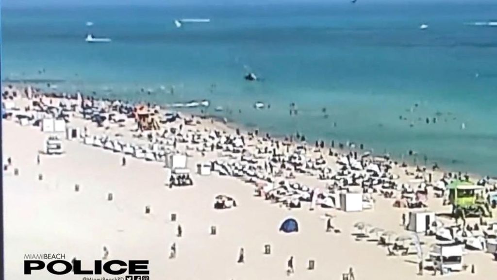 Ngeri! Detik-detik Helikopter Jatuh di Lepas Pantai Miami