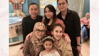 Jauh sebelum menikah, Nanda sendiri sudah cukup dekat dengan keluarga Assyfa. Terbukti dengan seringnya Nanda hadir dalam acara makan-makan bersama Ayu Ting Ting dan keluarga. Foto: Instagram Assyfa Nuraini