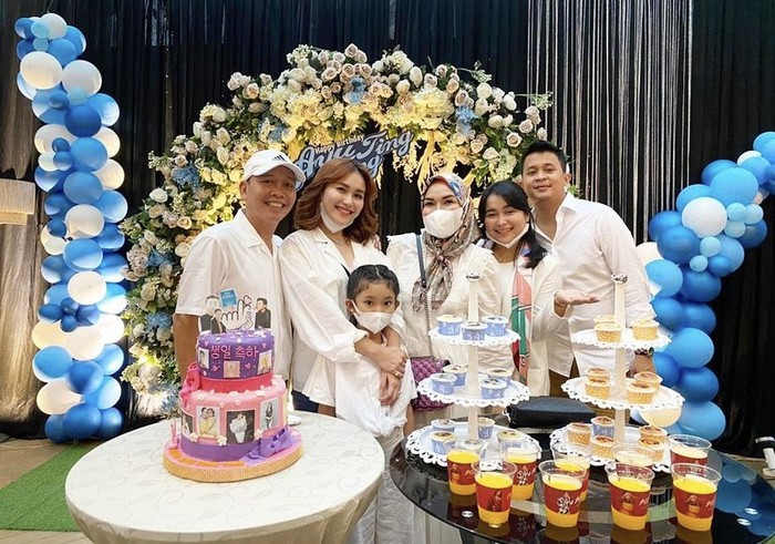 Momen Makan Romantis Assyfa Nuranini, Adik Ayu Ting Ting yang Baru Menikah Momen Makan Romantis Assyfa Nuranini, Adik Ayu Ting Ting yang Baru Menikah
