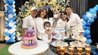 Terakhir ini kekompakan Assyfa dan Nanda yang datang ke acara ulang tahun Ayu Ting Ting yang dipenuhi pilihan cake dan makanan enak. Foto: Instagram Assyfa Nuraini