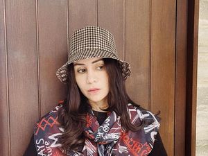 Gaya Momo Geisha Pakai Tas Rajut, Simpel Tapi Ternyata Berharga Puluhan Juta