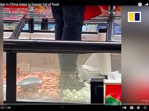Netizen Geram Lihat Pegawai Supermarket di China Injak-injak Makanan Beku