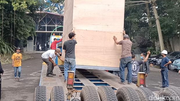 Patung Jokowi Naik Motor Diberangkatkan ke Sirkuit Mandalika