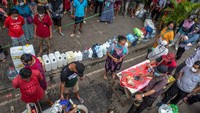 Operasi pasar yang diselenggarakan Kementerian Perdagangan di Pasar Peterongan dan Pasar Bulu itu menjual 18 ton minyak goreng curah seharga Rp10.500 per kilogram kepada pedagang.