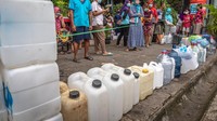 Pedagang antre untuk membeli minyak goreng curah saat Operasi Pasar Minyak Goreng Curah Murah di Pasar Peterongan, Semarang, Jawa Tengah, Minggu (20/2/2022).