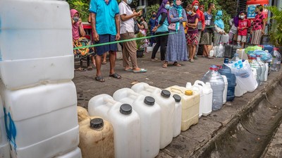 Pedagang Antri Demi Minyak Curah Murah