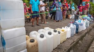 Pedagang Antri Demi Minyak Curah Murah