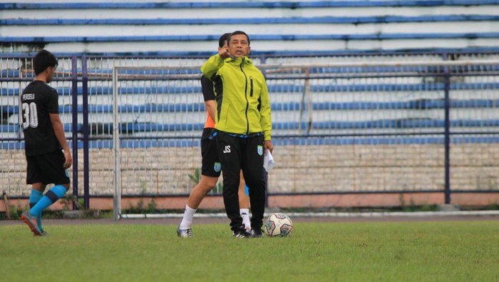 pelatih Persela lamongan Jafri Sastra