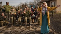 Larisa Borisenko bernyanyi untuk prajurit Ukraina dengan Batalyon ke-34 di dekat desa garis depan Krymske, wilayah Luhansk, di timur Ukraina, Sabtu (19/2/2022) waktu setempat. 