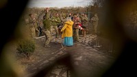 Selain itu, ada beberapa hal terjadi seperti bentrok antar Ukraina dengan kelompok separatis pro-Rusia di perbatasan Ukraina dan Rusia. Satu orang tentara Ukraina tewas. 