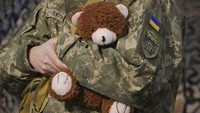 Larisa juga membagikan boneka untuk para prajurit Ukraina. 