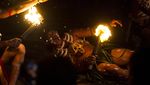 Melihat Atraksi Api dalam Pentas Seni Dayak