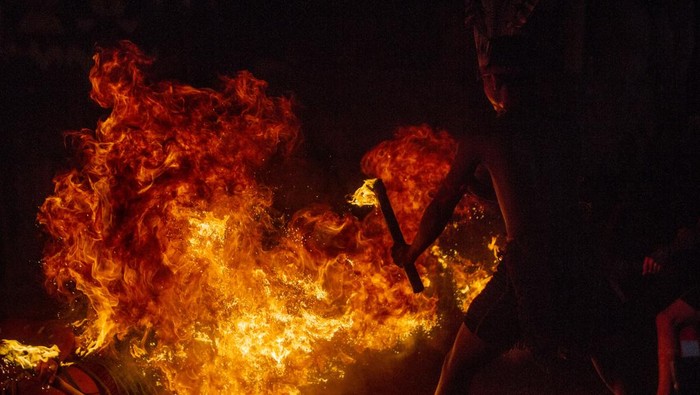 Penari melakukan atraksi api sebagai bagian Tari Atraksi Mandau Bekasai Api pada Festival Budaya Dayak Maanyan Warukin di Desa Warukin, Kabupaten Tabalong, Kalimantan Selatan, Sabtu (19/2/2022) malam. Kegiatan yang dilaksanakan pemuda dan pemudi yang diberi kepercayaan oleh lembaga adat Dayak Maanyan Warukin tersebut menampilkan berbagai macam pentas seni tari dan musik tradisional yang bertujuan untuk membangkitkan minat generasi muda terhadap budaya dengan muatan kearifan lokal. ANTARA FOTO/Bayu Pratama S/aww.