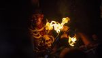Melihat Atraksi Api dalam Pentas Seni Dayak