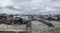 Begini kondisi kampung nelayan di Cilincing yang dipenuhi limbah sampah.  