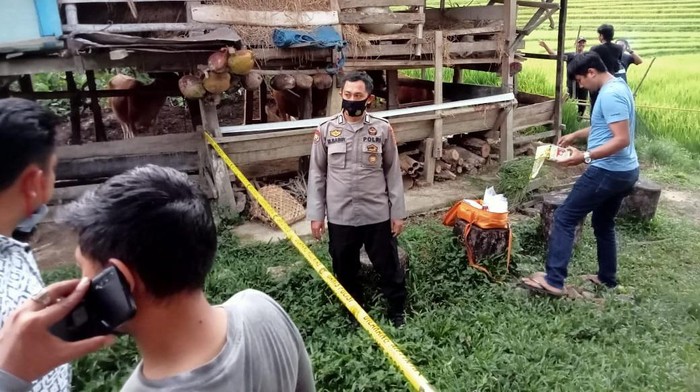 Polisi mengamankan lokasi kejadian perkara kasus penganiayaan di Sinjai.