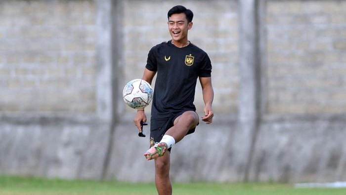 Pesepak bola Pratama Arhan mengikuti sesi latihan bersama tim PSIS Semarang di Lapangan Trisakti, Legian, Badung, Sabtu (19/2/2022). Pratama Arhan akan bergabung dengan klub Tokyo Verdy yang bermain di kasta kedua Liga Jepang atau J2 League dengan durasi kontrak selama dua tahun. ANTARA FOTO/Fikri Yusuf/aww.