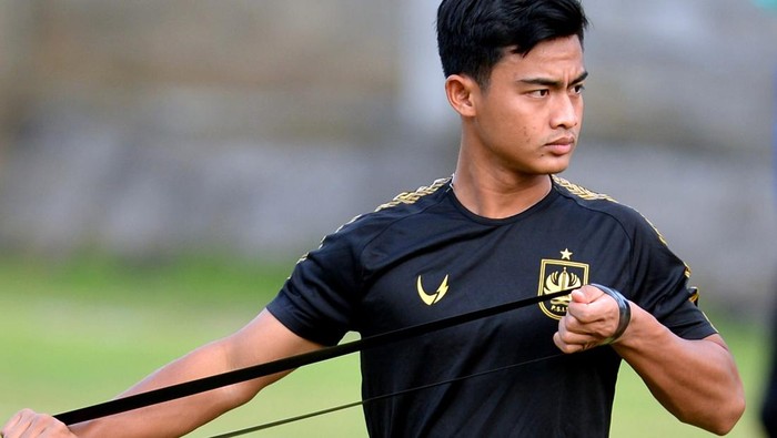 Pesepak bola Pratama Arhan mengikuti sesi latihan bersama tim PSIS Semarang di Lapangan Trisakti, Legian, Badung, Sabtu (19/2/2022). Pratama Arhan akan bergabung dengan klub Tokyo Verdy yang bermain di kasta kedua Liga Jepang atau J2 League dengan durasi kontrak selama dua tahun. ANTARA FOTO/Fikri Yusuf/aww.