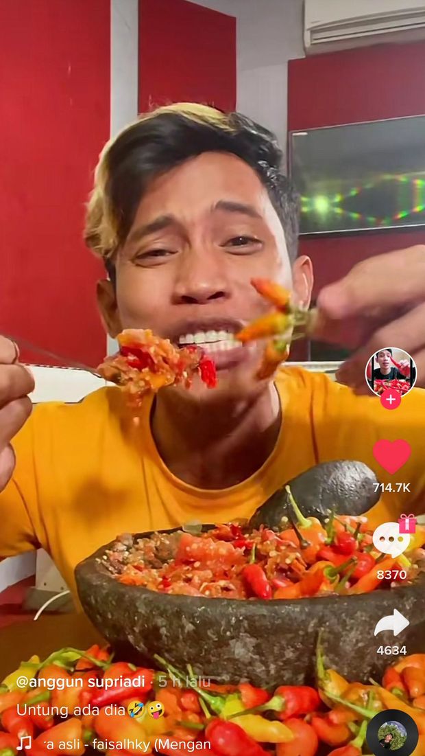 Pria Ini Selalu Mukbang Cabai dan Sebut Rasanya Manis