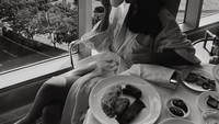 Di Instagramnya, Rebecca Klopper menikmati menu saparan seperti omelette dan sosis di sebuah hotel berbintang, dengan pemandangan bundaran Hotel Indonesia. Foto: Instagram @rklopper